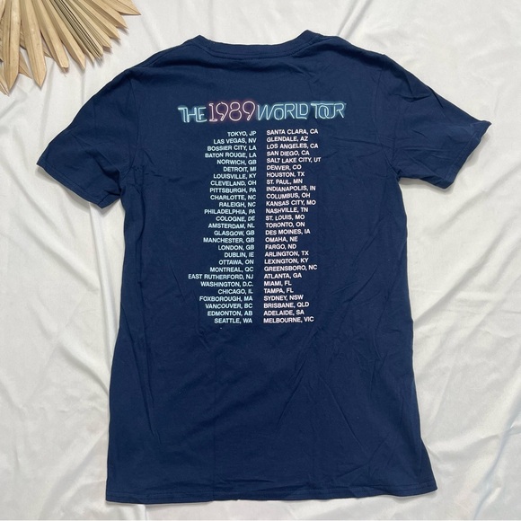 Taylor Swift The 1989 World Tour Sunglasses Neon Sign Short Sleeve Shirt Medium - Picture 5 of 6